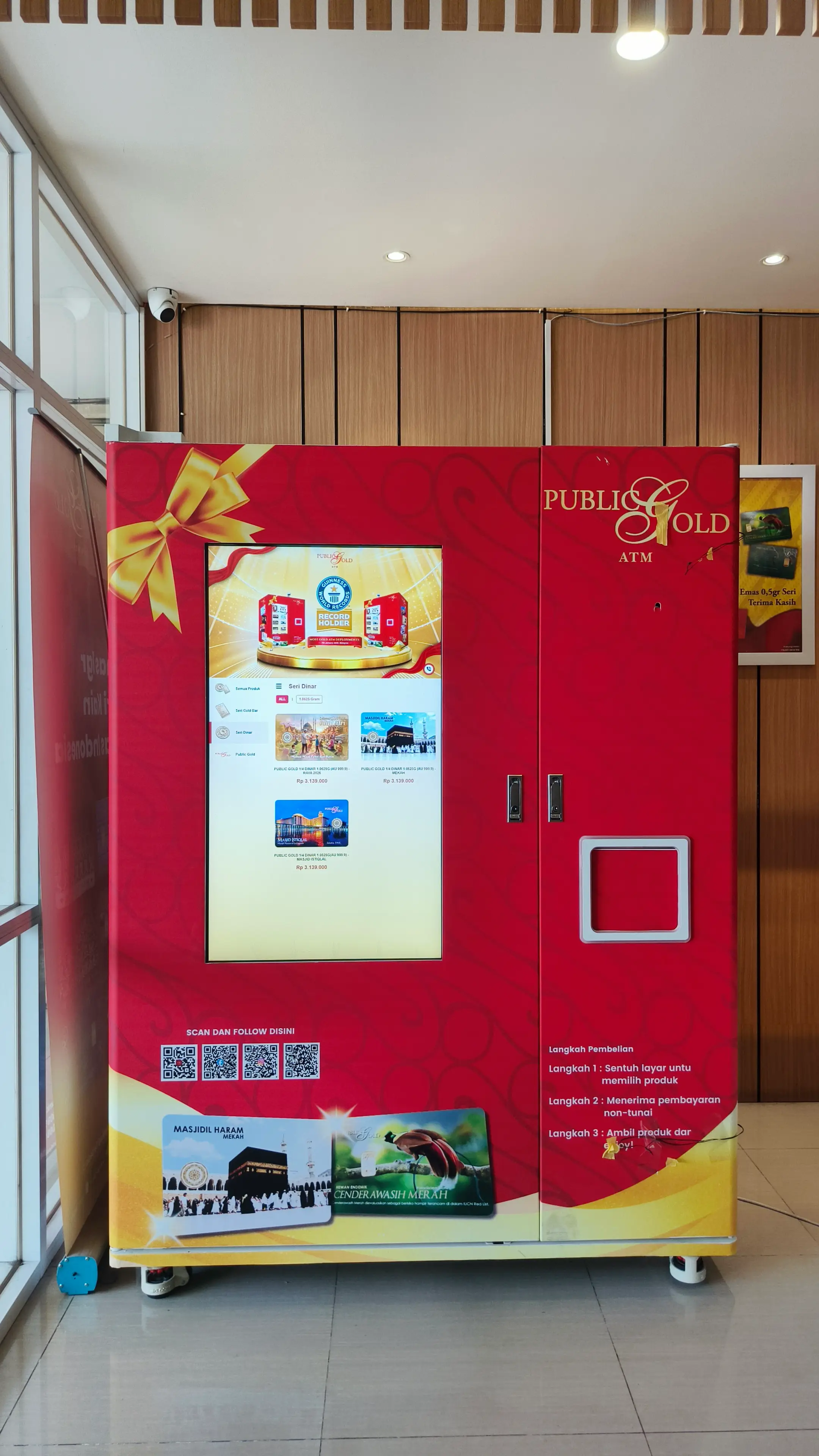 Mesin Public Gold ATM di kantor Public Gold Indonesia untuk pembelian emas fisik secara mandiri dan praktis.