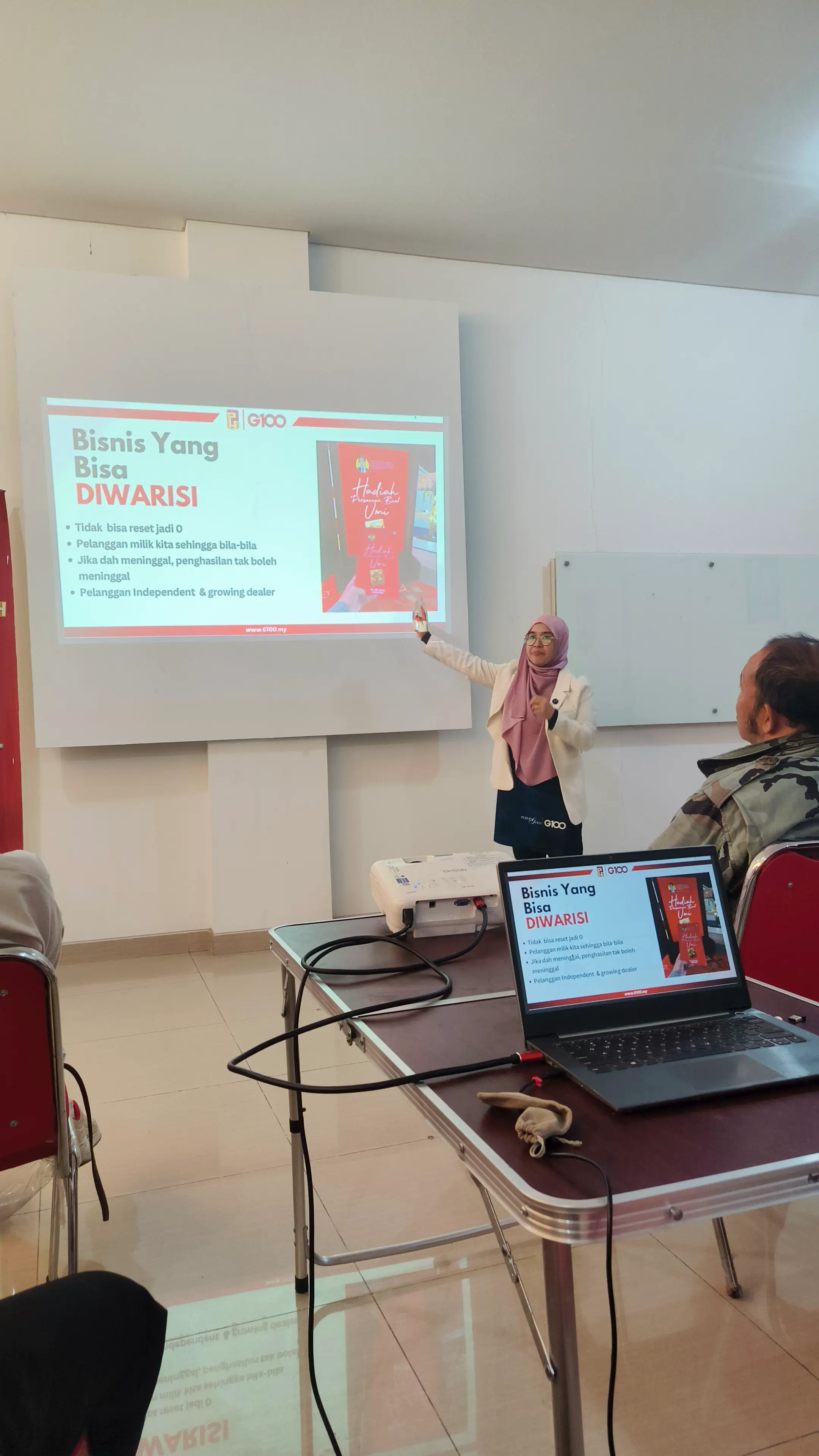 Peserta mengikuti seminar edukasi Public Gold Indonesia tentang investasi emas dan pengelolaan keuangan yang dipandu oleh seorang pembicara.