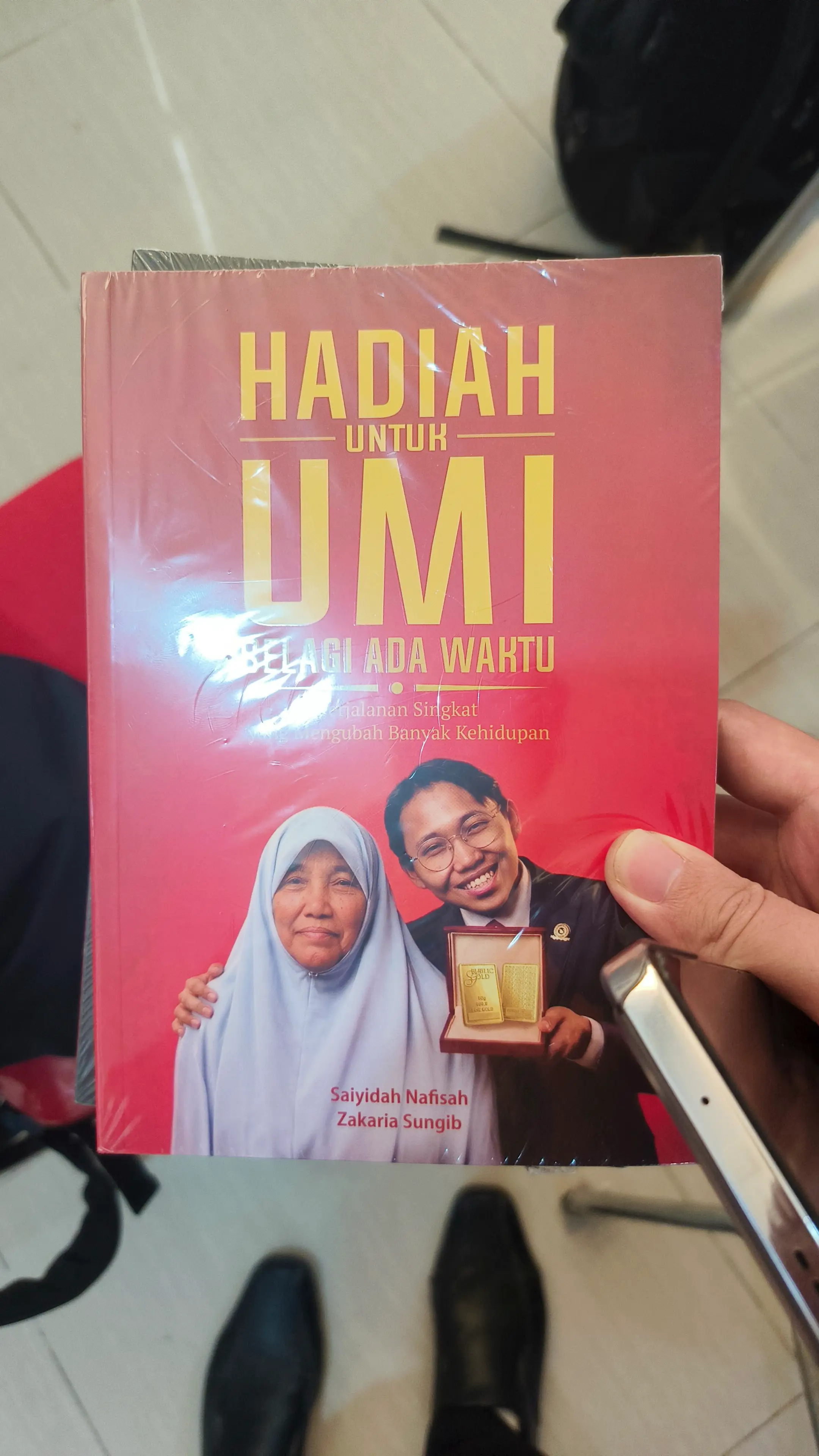 Buku 'Hadiah untuk Umi Selagi Ada Waktu' karya Saiyidah Nafisah Zakaria Sungib sebagai materi inspiratif dari Public Gold Indonesia.