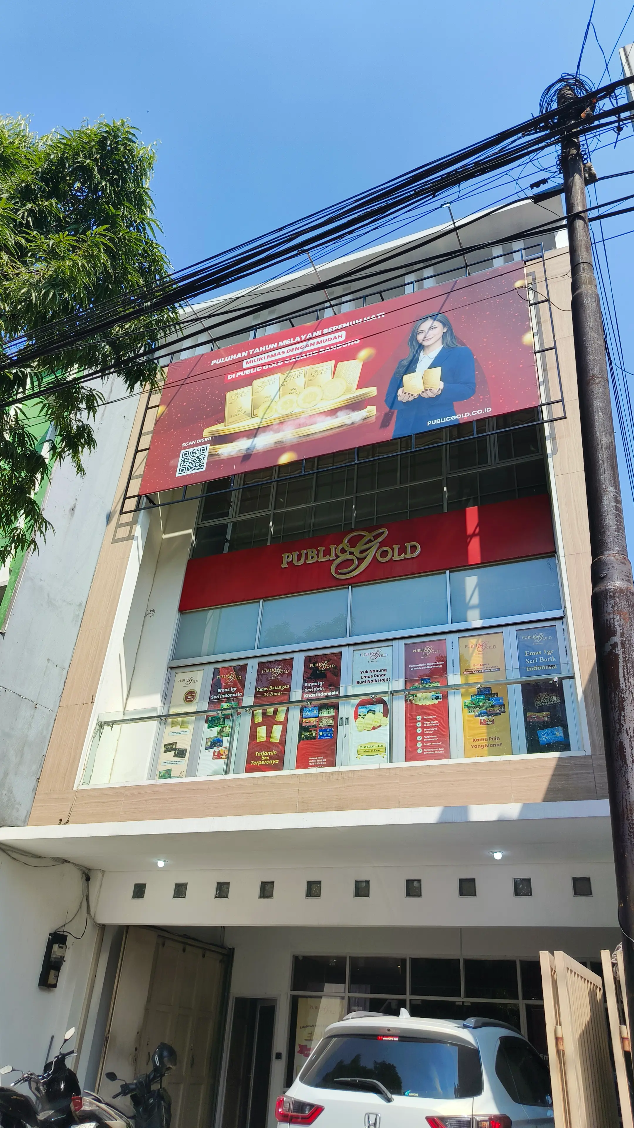 Tampak depan kantor Public Gold Indonesia Cabang Bandung dengan papan nama resmi dan area pelayanan pelanggan
