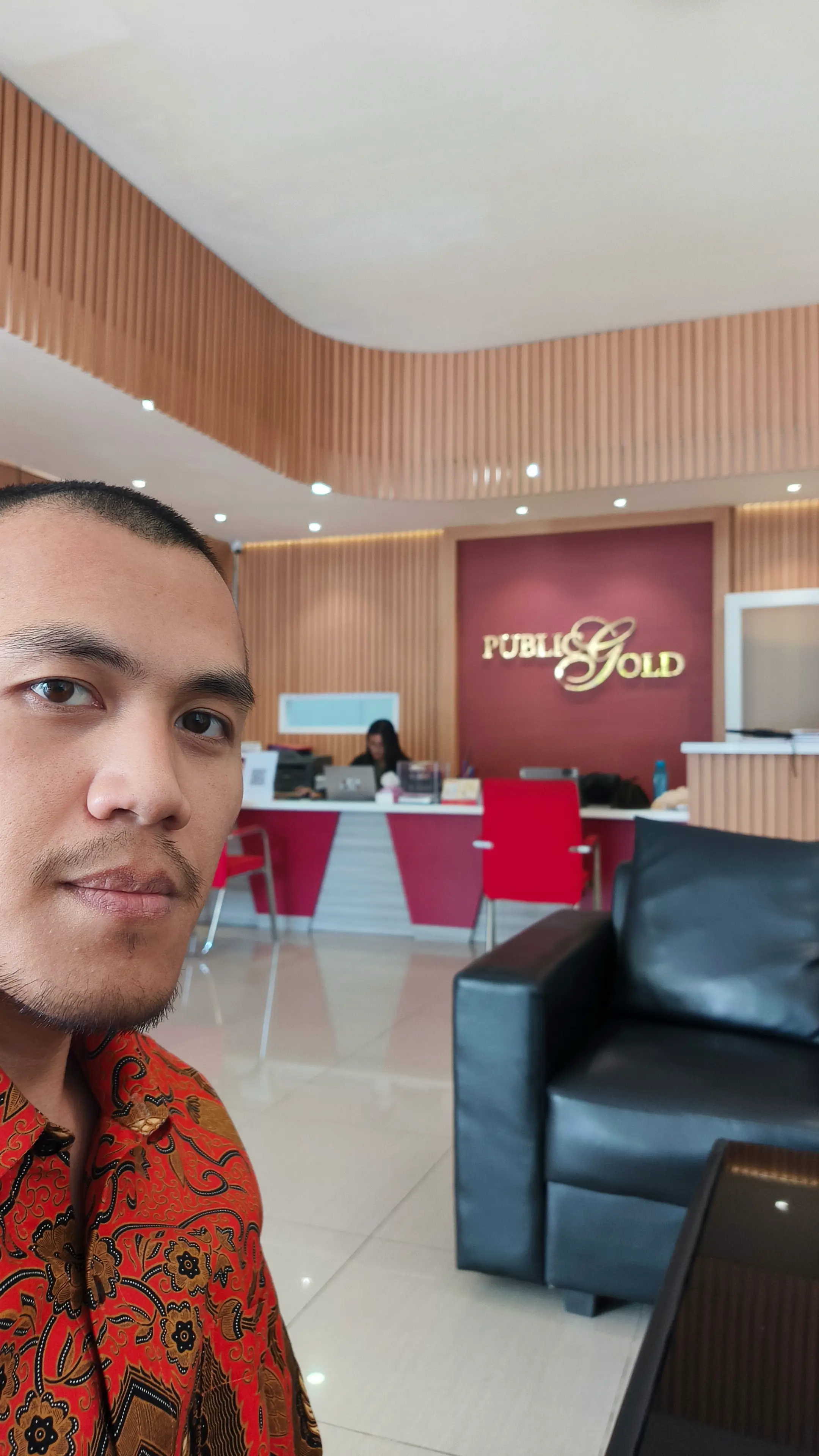 Interior kantor Public Gold Indonesia Cabang Bandung dengan meja resepsionis dan ruang konsultasi pelanggan