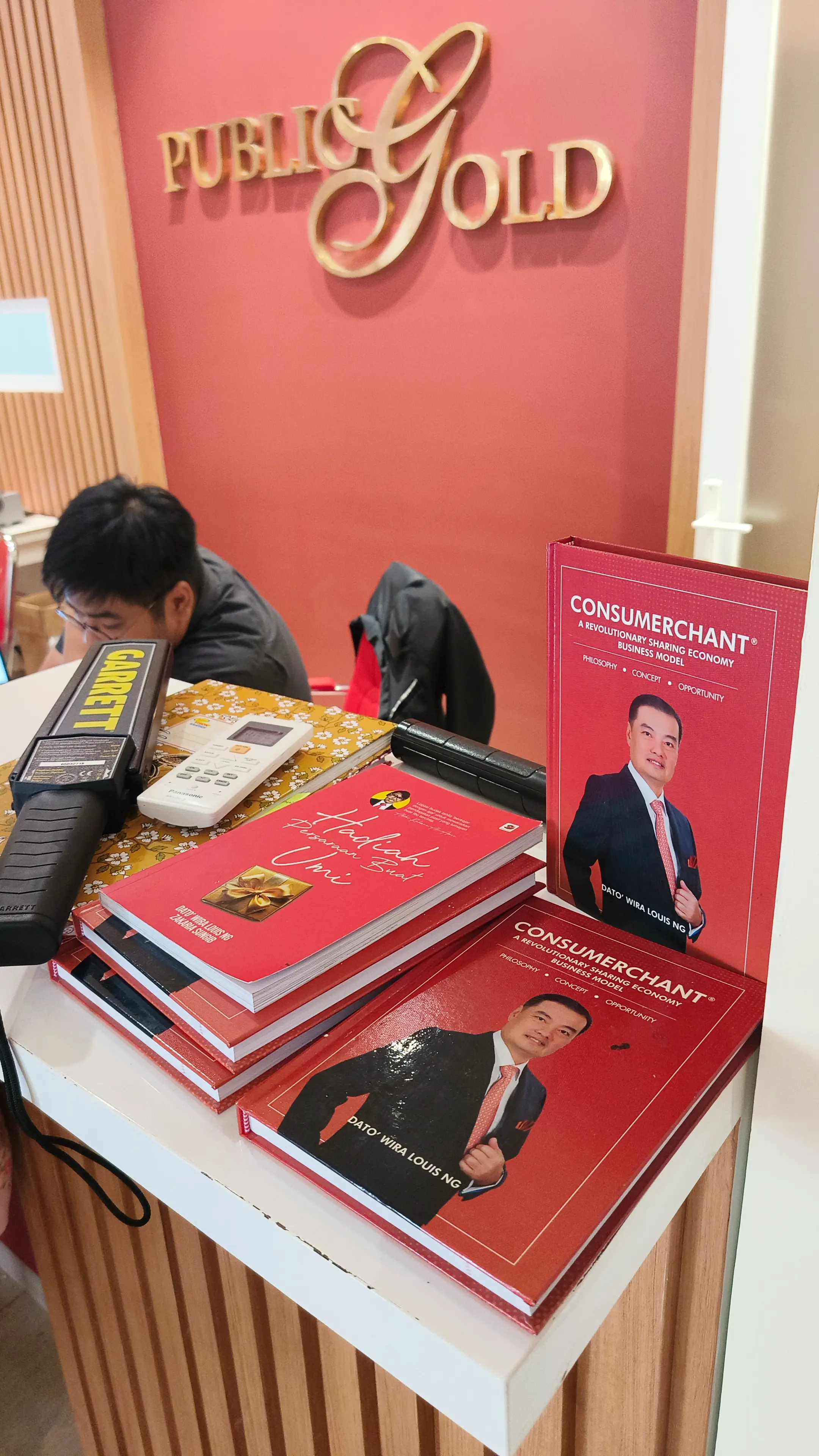 Area customer service Public Gold Indonesia Cabang Bandung dengan staf dan identitas resmi Public Gold